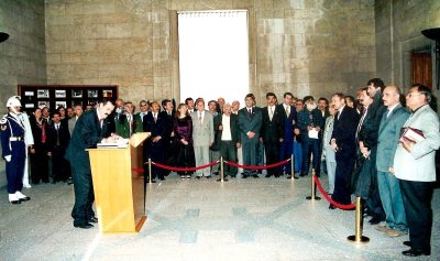 ozanlar-vakfi-uyesi-ozanlar-anitkabirde.jpg